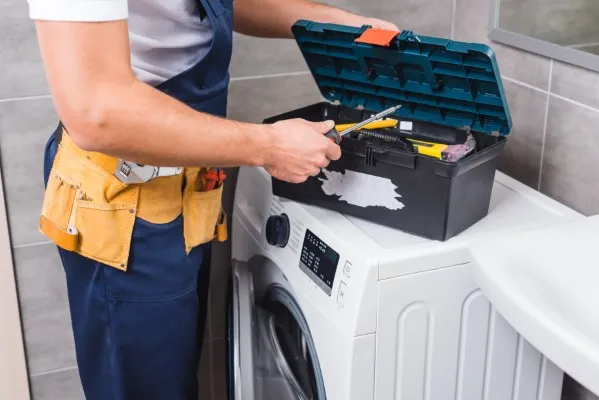 Persona reparando una secadora