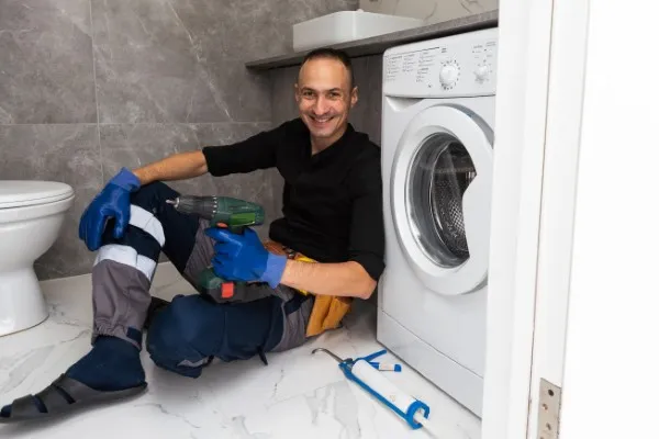 persona reparando una lavadora